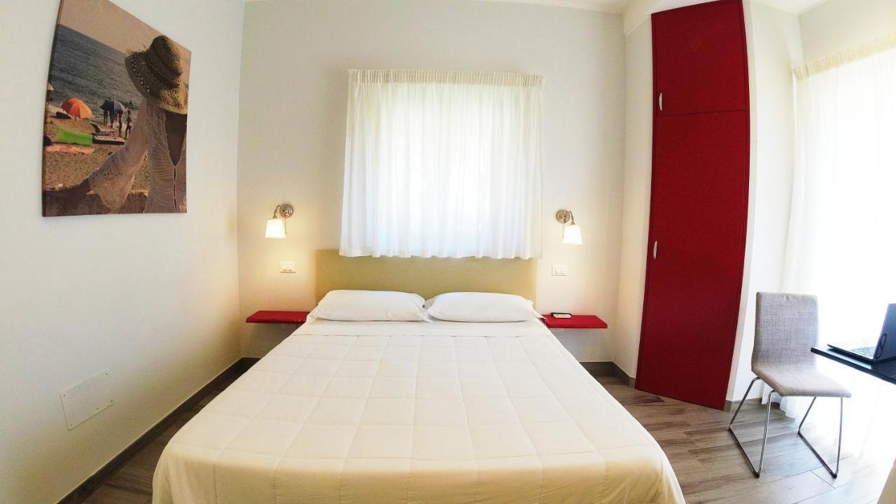 Hotel Rio Claro Fondi Extérieur photo