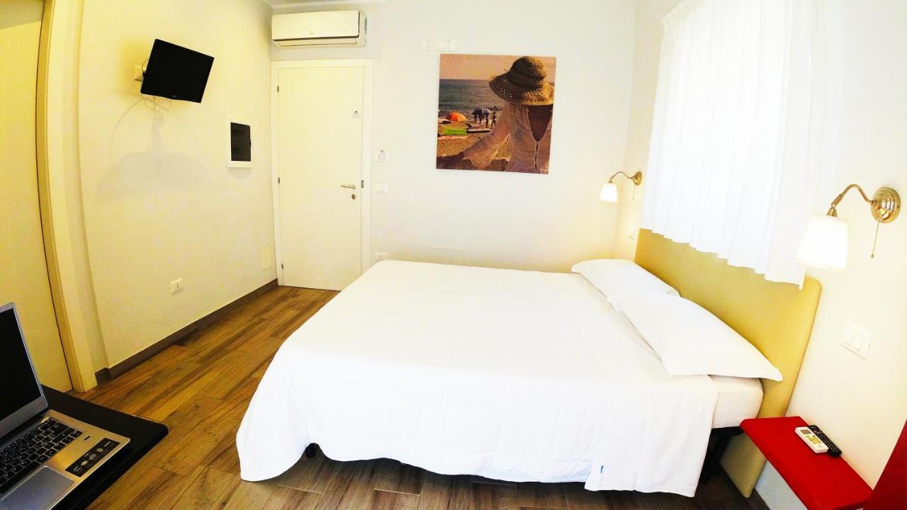 Hotel Rio Claro Fondi Extérieur photo