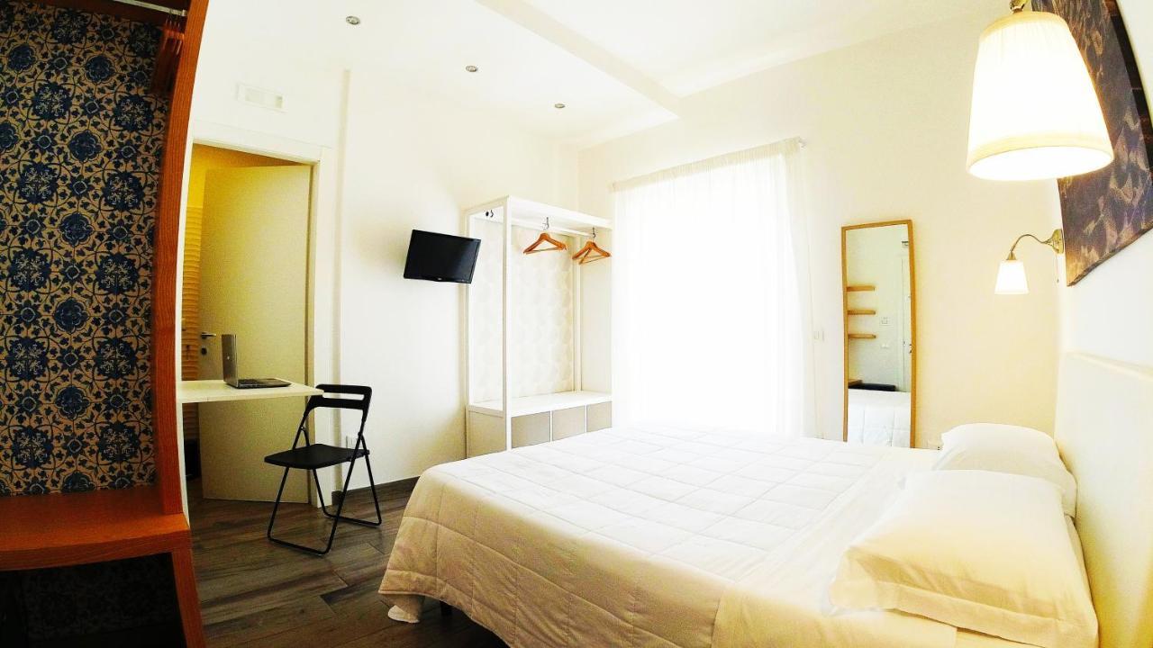 Hotel Rio Claro Fondi Extérieur photo