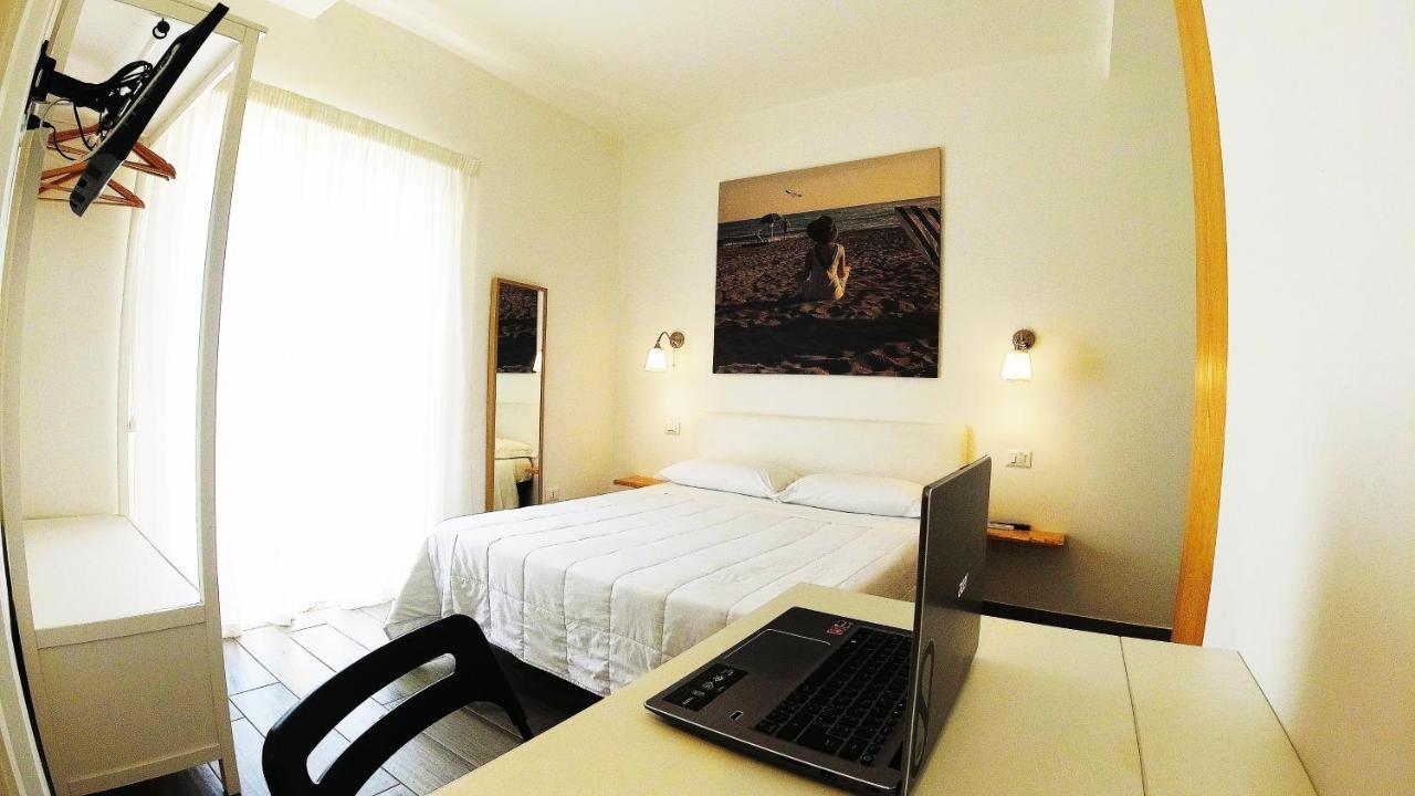 Hotel Rio Claro Fondi Extérieur photo
